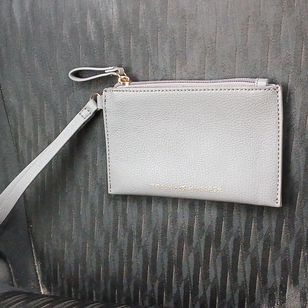 TOMMY HILFIGER wallet.